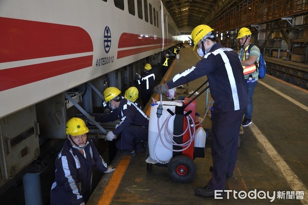 ▲▼樹林調車廠內台鐵員工正在替各型列車進行維修保養。（圖／記者湯興漢攝）