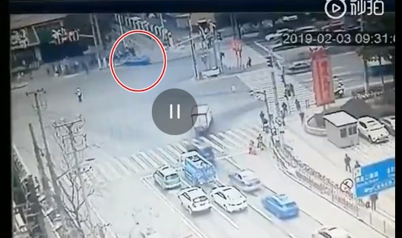 ▲▼台灣團在上海遭遇車禍，藍色BMW暴衝瞬間曝光。（圖／翻攝微博）