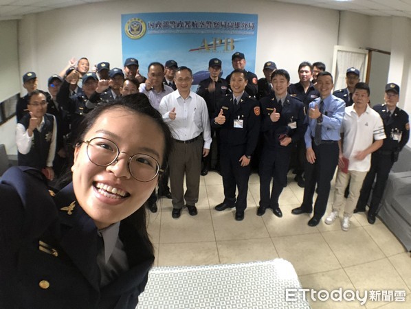 ▲警政署長陳家欽前往高雄小港機場慰勤，受邀玩自拍展現親民風格             。（圖／記者吳奕靖翻攝）