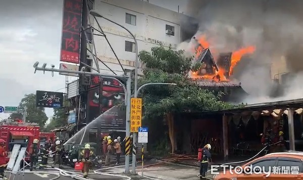 ▲台南市北區北門路二段1家燒烤店發生火警，整間店面陷入火海，消防局據報出動各式消防車27部及人員近百人前往搶救，火勢歷經1小時左右撲滅，幸無人員傷亡。（圖／記者林悅翻攝，下同）