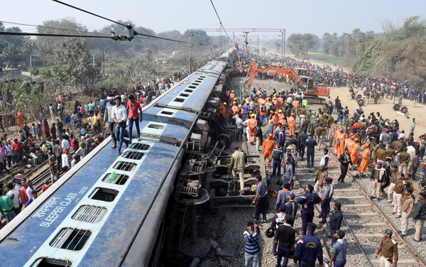 ▲▼印度比哈爾邦發生火車出軌翻覆意外。（圖／路透社）