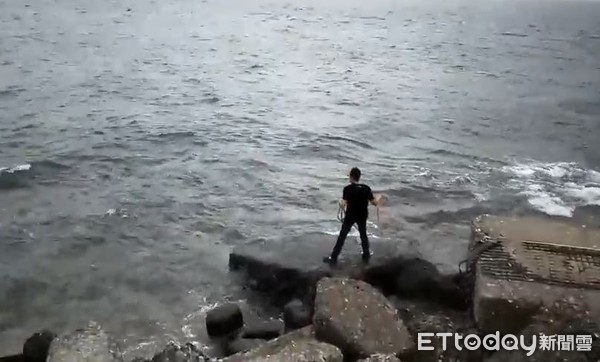 ▲▼黑衣男小琉球繩索套龜。（圖／記者吳奕靖翻攝）