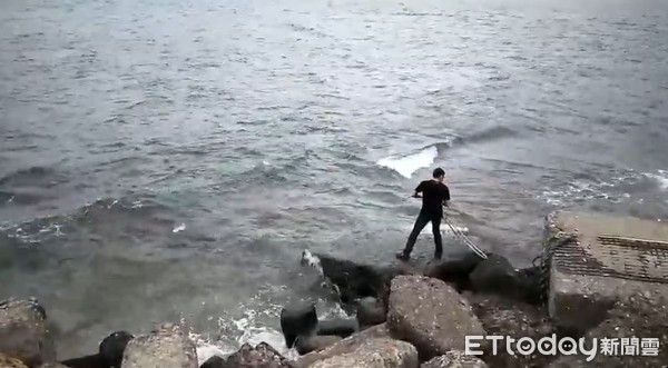 ▲▼黑衣男小琉球繩索套龜。（圖／記者吳奕靖翻攝）