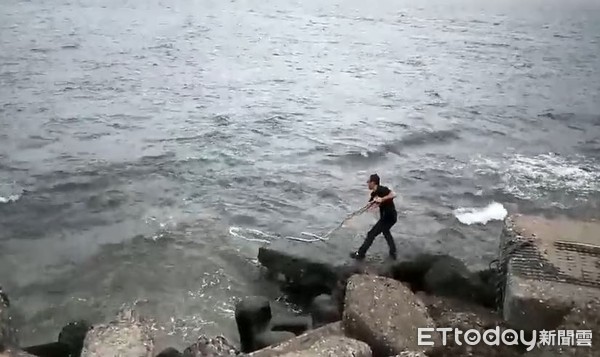 ▲▼黑衣男小琉球繩索套龜。（圖／記者吳奕靖翻攝）