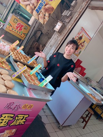 ▲米可白回鹿港老家賣餅，老街擠爆啦。（圖／台視提供）