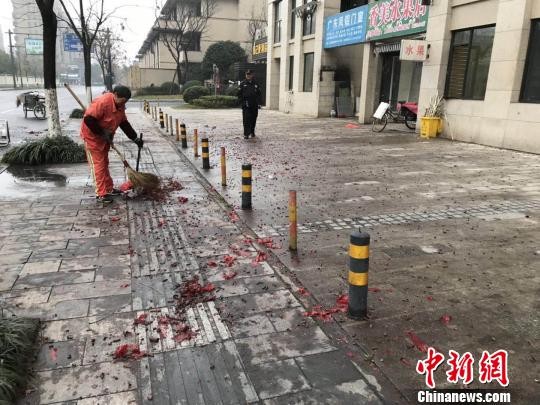 ▲▼杭州市春節期間環衛工人清掃路面。（圖／中新社）