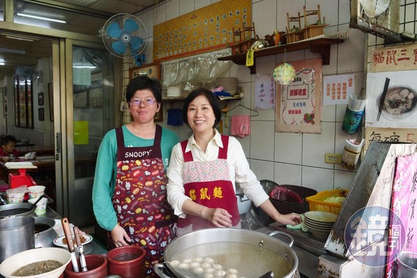 「貓鼠麵」現在由第三代老闆娘王明津（右）掌勺。