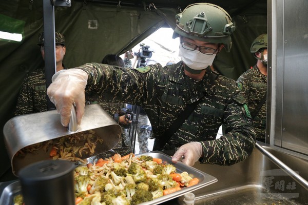 陸戰隊淨水車及炊膳車　提供官兵便捷需求。（圖／軍聞社）