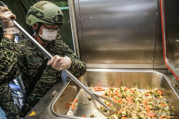 發揮野戰炊膳車效能　官兵精進廚藝回饋部隊。（圖／軍聞社）