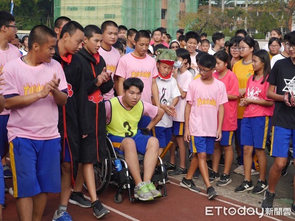 ▲2018年12月的一場校慶大隊接力賽，哥哥因為用「手」跑最後一棒，獲全校師生敲鑼打鼓幫忙加油而傳為美談。（圖／記者黃孟珍翻攝）