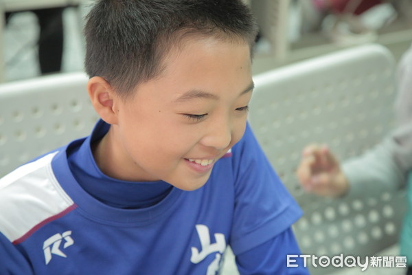 ▲弟弟開朗的笑容，絲毫沒有因為照顧哥哥而減少，反而更能因為如此，讓他對生命有更一層的意義。（圖／記者黃孟珍攝）