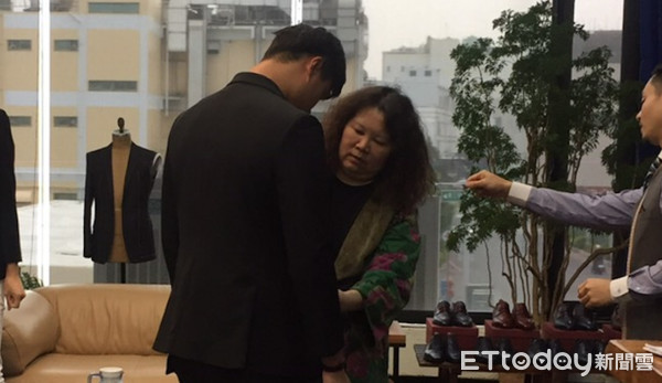 ▲韓國瑜市長妻子帶韓天到高雄製作西服，也請團隊幫忙替市長做2件西裝             。（圖／記者吳奕靖翻攝）