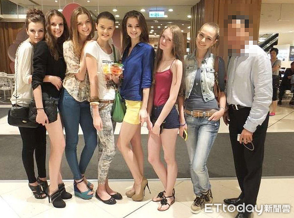 ▲C姓外籍女模仲介商透過俄國社群軟體招募新人，並帶著外籍女模在台夜店商店街遊玩的畫面。（圖／記者張君豪翻攝）