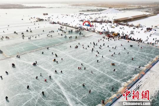 ▲▼新疆博斯騰湖吸引大批遊客前往遊玩。（圖／翻攝自中新社）