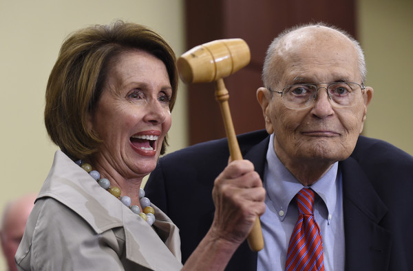 ▲▼ 美國前眾議員丁格爾（John Dingell）2015年時與眾議院議長裴洛西（Nancy Pelosi）合影。（圖／達志影像／美聯社）