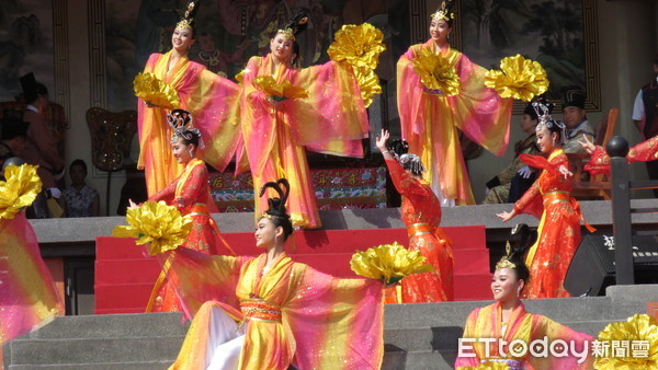  ▲2019鹿耳門天后宮台灣年大年初四「迎喜神」，五寶聖舞、三獻禮祭典舞十分吸睛。（圖／記者林悅翻攝，下同）