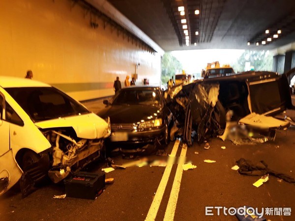 ▲▼國道3號大溪隧道嚴重車禍　6車追撞1死2傷。（圖／記者柳名耕翻攝）