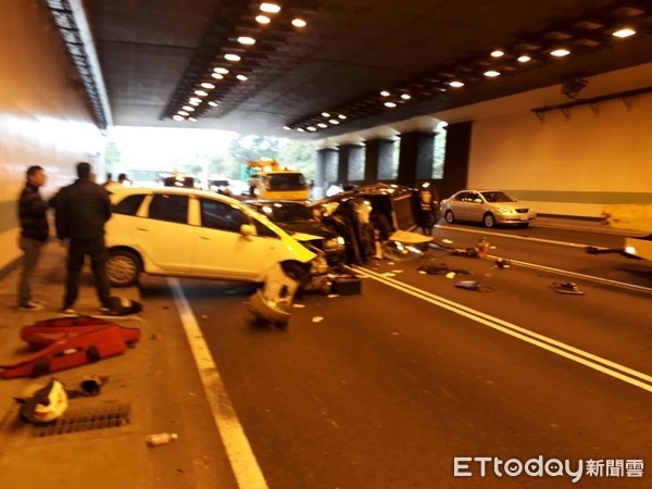 ▲▼國道3號大溪隧道嚴重車禍　6車追撞1死2傷。（圖／記者柳名耕翻攝）