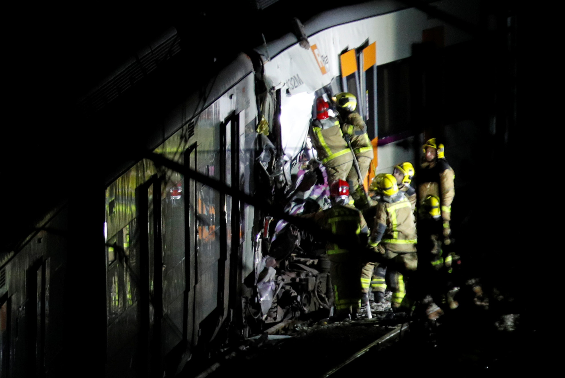 ▲▼西班牙列車對撞1死95傷。（圖／路透社）