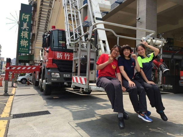 ▲新竹消防女力　將雲梯車開的像「溫馴的小貓」。（圖／新竹市政府提供）