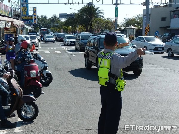 ▲台南市警三分局年假期間，事先規劃「交通快暢」措施，未有壅塞情形，民眾有感，在員警路口指揮交通時，豎拇指比「讚」，給與員警正面肯定。（圖／記者林悅翻攝，下同）