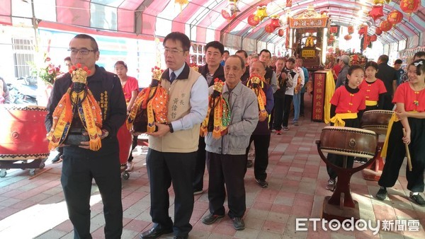 ▲全台開基四鯤鯓龍山寺，為恭祝清水祖師佛誕，大年初六舉辦過平安橋、鑽轎下及「踏火」儀式，台南市長黃偉哲親自到場上香祝壽，與全國信眾一同參與此一殊勝的科儀，讓信眾淨身去厄，平安民順心健康發財行運。（圖／記者林悅攝，下同）