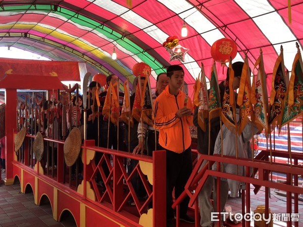 ▲全台開基四鯤鯓龍山寺，為恭祝清水祖師佛誕，大年初六舉辦過平安橋、鑽轎下及「踏火」儀式，台南市長黃偉哲親自到場上香祝壽，與全國信眾一同參與此一殊勝的科儀，讓信眾淨身去厄，平安民順心健康發財行運。（圖／記者林悅攝，下同）