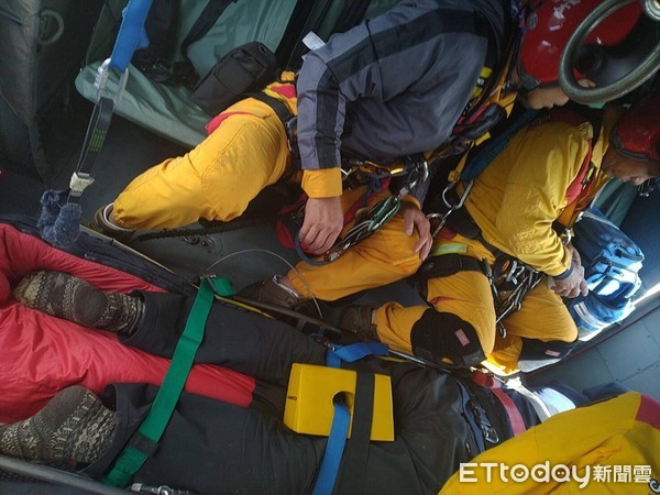 ▲空勤總隊成功救援受刀傷登山客，後送醫院急救。（圖／記者王兆麟翻攝）