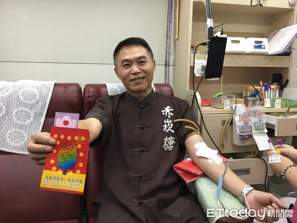 ▲台南名產「赤崁糖」總監吳易隆，也親自以行動支持捐血活動。（圖／記者林悅攝）