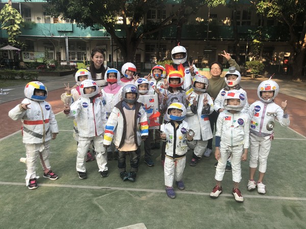 ▲地球蓋亞後繼續「瘋」太空　穿上太空裝一起遊護城河畔。（圖／新竹市政府提供）