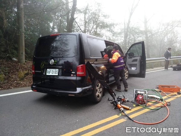 ▲▼阿里山公路廂型車自撞護欄　3男2女受傷送醫。（圖／記者翁聖勳翻攝）