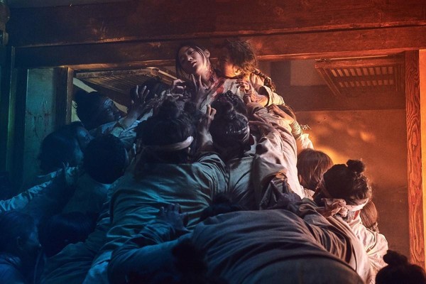 《李屍朝鮮》中活屍噬人的場面驚悚，娛樂效果十足。（Netflix提供）