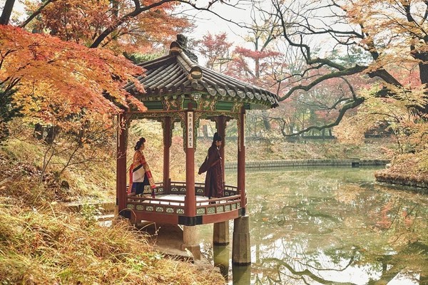 《李屍朝鮮》盡收韓國大自然廣濶美景，美術、道具、場景皆不馬虎。（Netflix提供）