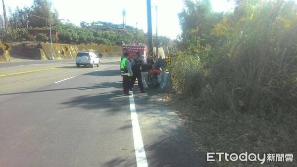 ▲高雄鄂姓男子帶全家一同出遊，疑因精神不佳打瞌睡，全車不慎翻落約一層樓高度的邊坡旁，車頭全毀，玉井警方據報全力搶救3人送醫，幸無大礙。（圖／記者林悅翻攝，下同）