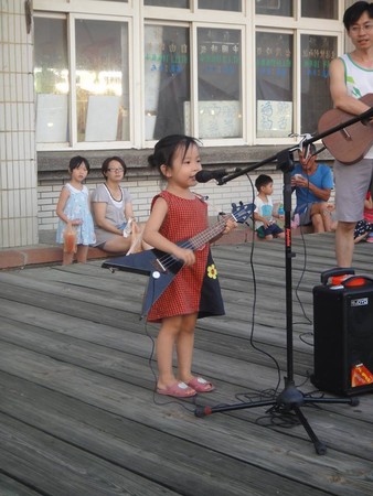 ▲工程師帶三稚子成街頭藝人　「14隻腳樂團」5歲團員萌翻了。（圖／十四隻腳樂團提供）