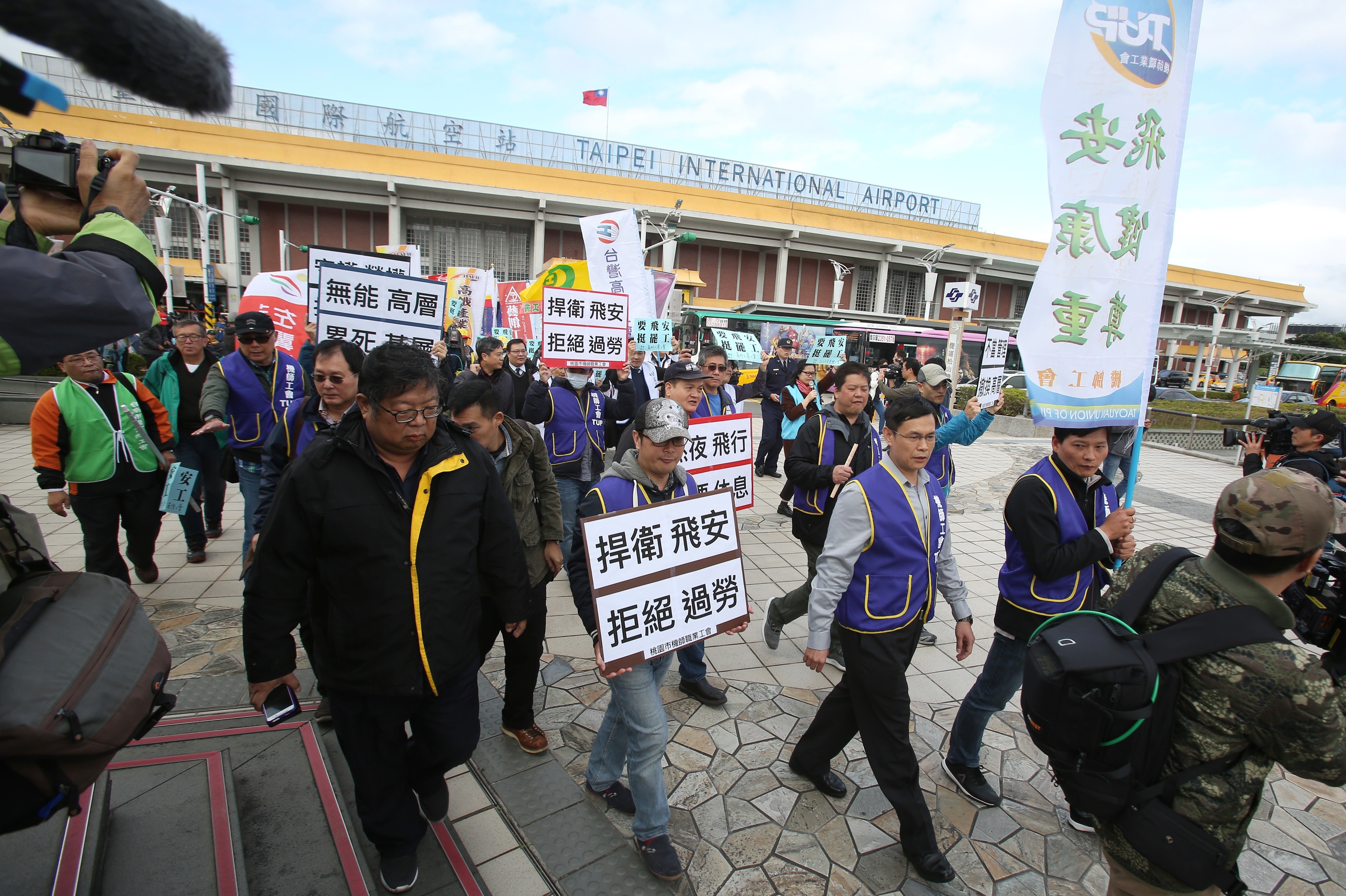 ▲▼各工會聲援機師工會罷工並繞行松山機場。（圖／記者季相儒攝）