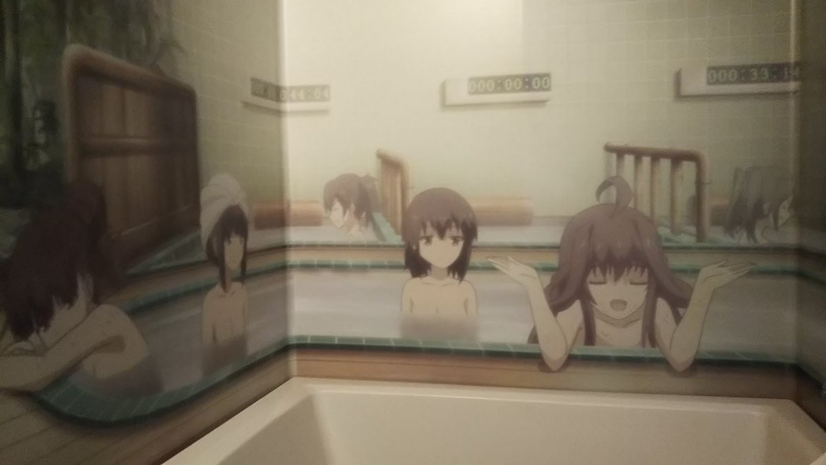 ▲▼網友自製「痛浴室」，把喜歡的角色貼上牆面。（圖／翻攝自推特，toyo555555）