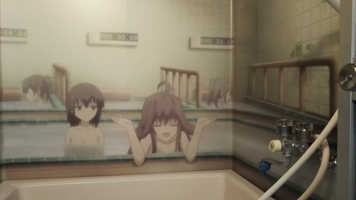 ▲▼網友自製「痛浴室」，把喜歡的角色貼上牆面。（圖／翻攝自推特，toyo555555）