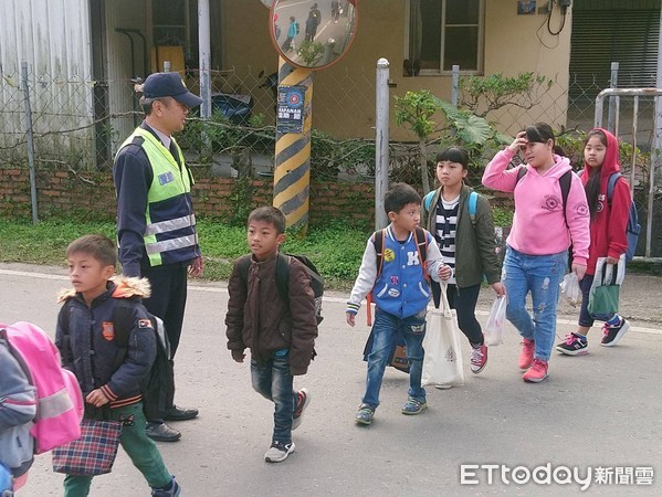 ▲開學了！　屏警啟動護童勤務　建構安全走廊▼             。（圖／記者陳崑福翻攝）