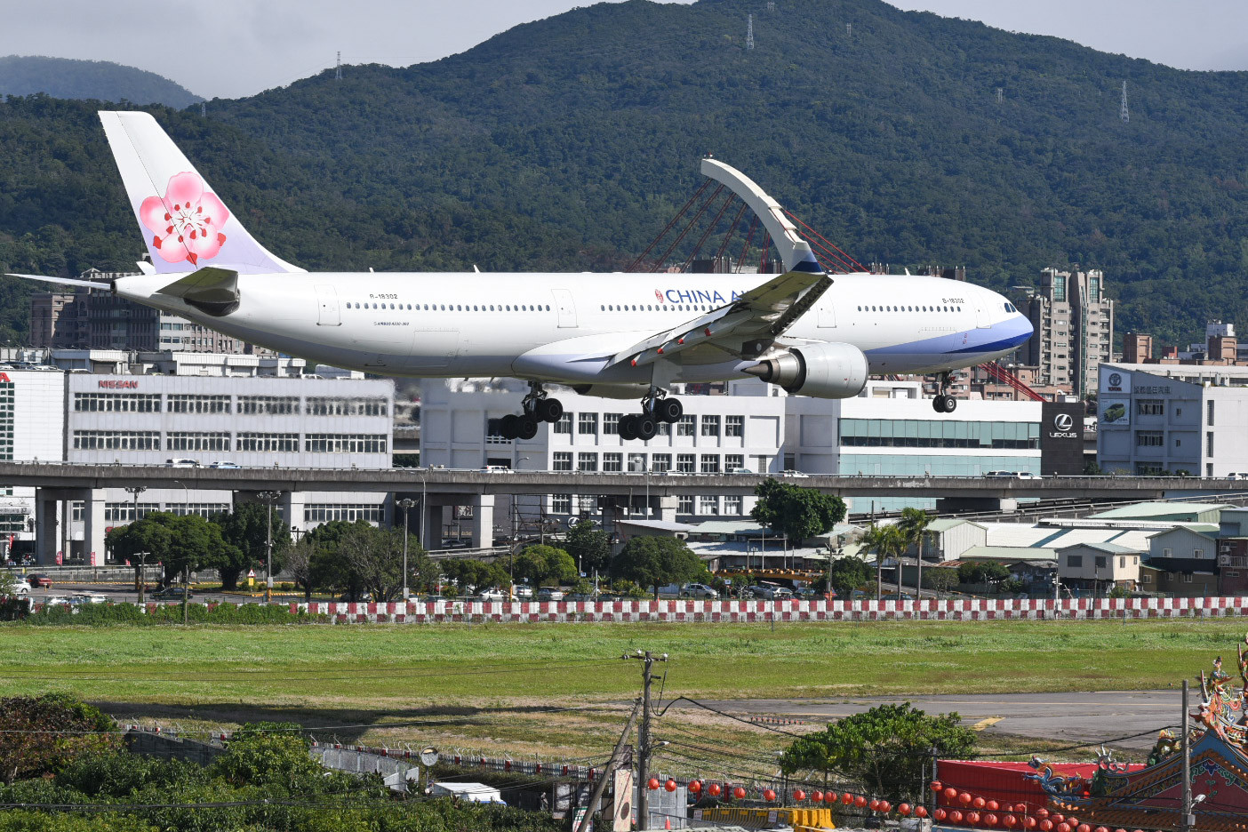 ▲▼華航機師罷工,華航班機降落松山機場。（圖／記者林敬旻攝）