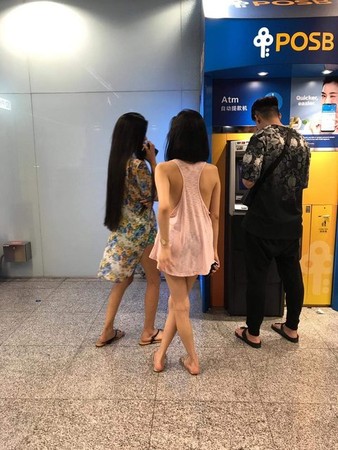 ▲▼新加坡淡粉色背心睡衣女照片瘋傳。（圖／翻攝HWZ論壇）