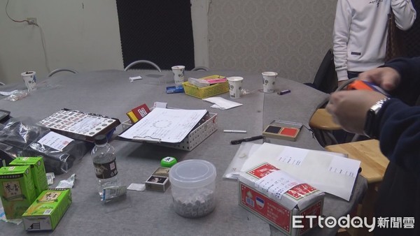 ▲警方起出各式賭具及現金，讓賭客百口莫辯             。（圖／記者黃孟珍翻攝）