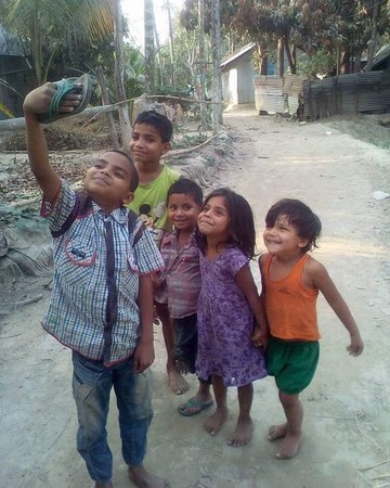 ▲▼5名印度小孩正站在泥路上拿著拖鞋自拍。（圖／翻攝自IG／boman_irani）