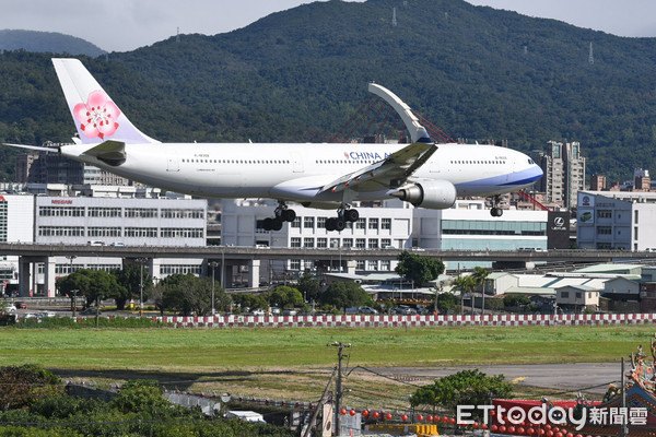 ▲▼華航機師罷工,華航班機降落松山機場。（圖／記者林敬旻攝）