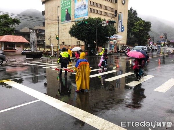 ▲ 寒假結束開學日 金山警守護學童上下學安全。（圖／金山警分局提供）