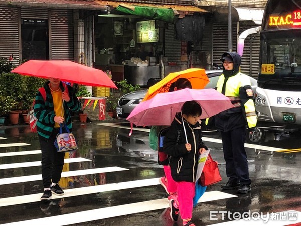 ▲ 寒假結束開學日 金山警守護學童上下學安全。（圖／金山警分局提供）