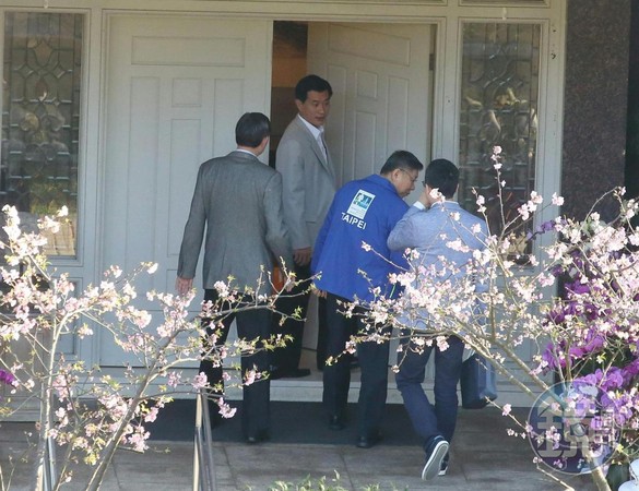 台北市長柯文哲（右2藍外套者）下午抵達翠山莊拜會前總統李登輝，柯的隨行祕書提著一盒伴手禮。