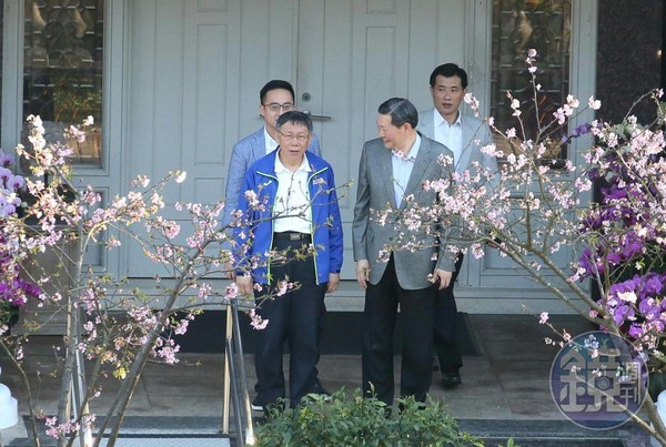 台北市長柯文哲在翠山莊停留約30分鐘後，由李登輝辦公室主任王燕軍送到門口。