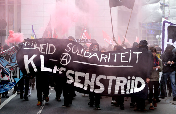 ▲▼2016年9月29日比利時罷工期間，示威者舉著「聲援階級鬥爭」布條走上街頭。（資料照／達志影像／美聯社）