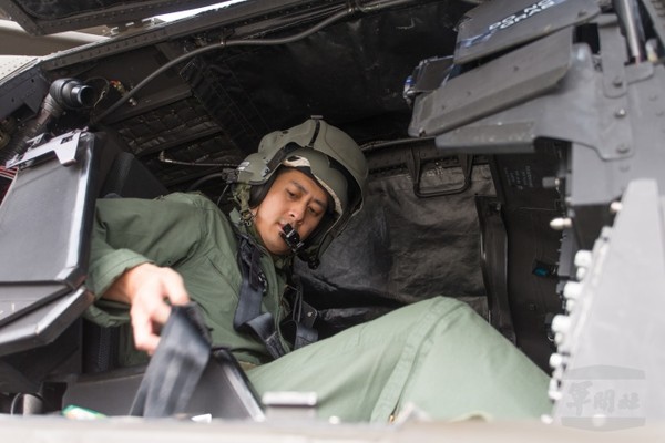 AH-64E攻擊直升機蓋罩訓練考驗身心，飛行員反覆訓練用身體記憶。（圖／軍聞社）